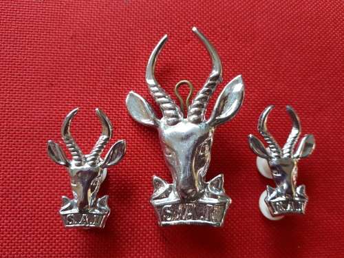SADF - SAI CAP AND COLLAR BADGES SET - ALL PINS / LUGS