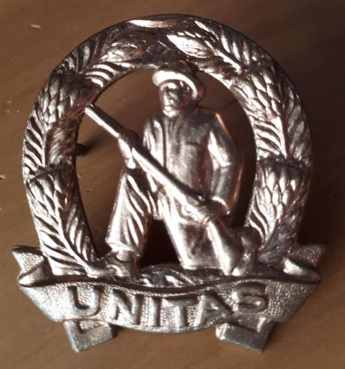 SADF -- GILDING COMMANDO (UNITAS) CAP BADGE - SCREWS INTACT