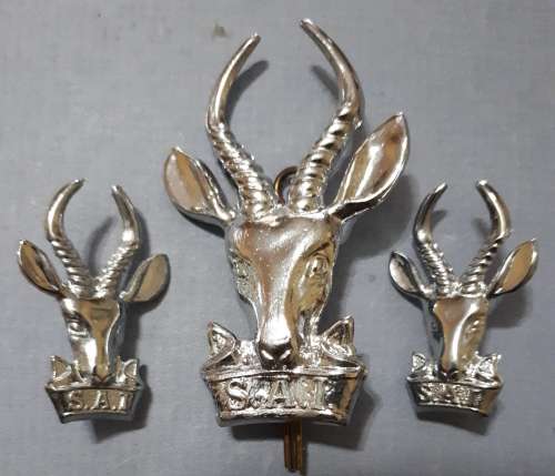 SADF - INFANTRY CAP / COLLAR BADGES SET - PINS / LUGS INTACT