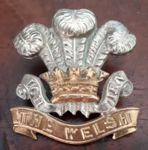 BRITAIN - THE WELSH MILITARY CAP BADGE - LUGS INTACT
