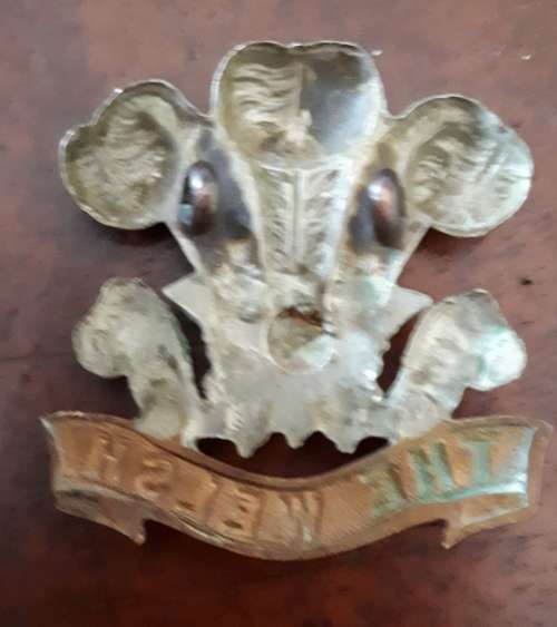 BRITAIN - THE WELSH MILITARY CAP BADGE - LUGS INTACT