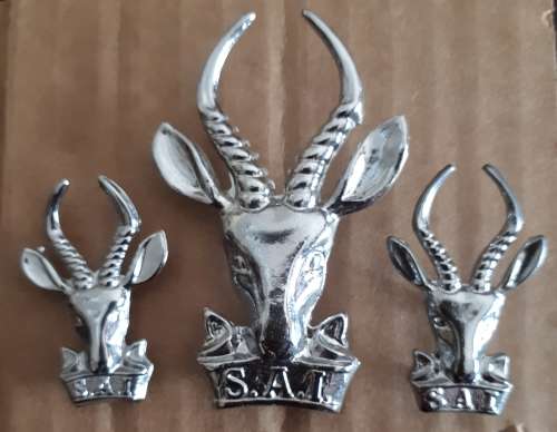 SADF - SA INFANTRY (SAI) CAP AND COLLAR BADGE SET - PINS / LUGS INTACT