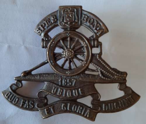 SADF - CAPE FIELD ARTILLERY CAP BADGE - LUGS INTACT