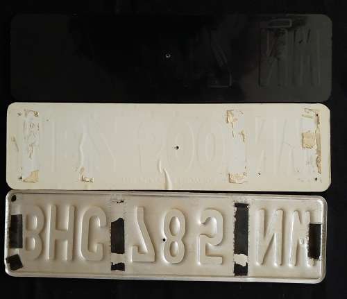 OLD VEHICLE NUMBER PLATE LOT (EX PUB DECOR)