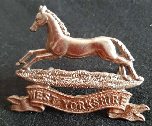 BRITAIN  -  bi/m WEST YORKSHIRE REGT CAP BADGE - ## REPAIRED LUGS ##