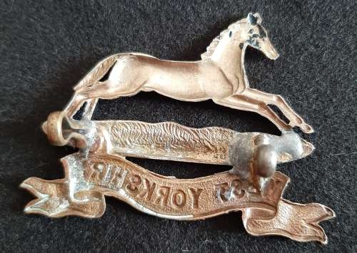 BRITAIN  -  bi/m WEST YORKSHIRE REGT CAP BADGE - ## REPAIRED LUGS ##