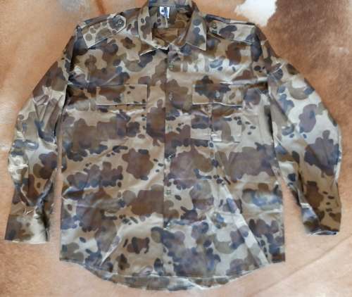 ROMANIA M93 FORREST LEAF PATTERN FIELD SHIRT SIZE L (AS NEW)- ARMPIT TO ARMPIT