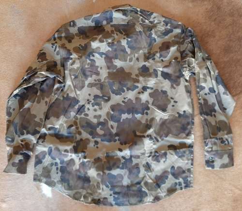 ROMANIA M93 FORREST LEAF PATTERN FIELD SHIRT SIZE L (AS NEW)- ARMPIT TO ARMPIT