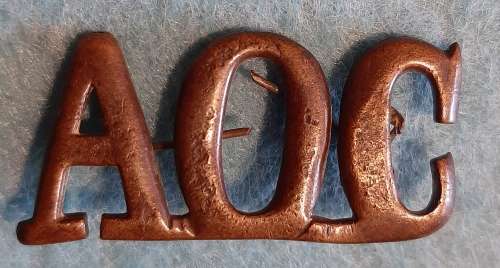 BRITAIN - ARMY ORDNANCE CORPS SHOULDER TITLE - REPAIRED PINS