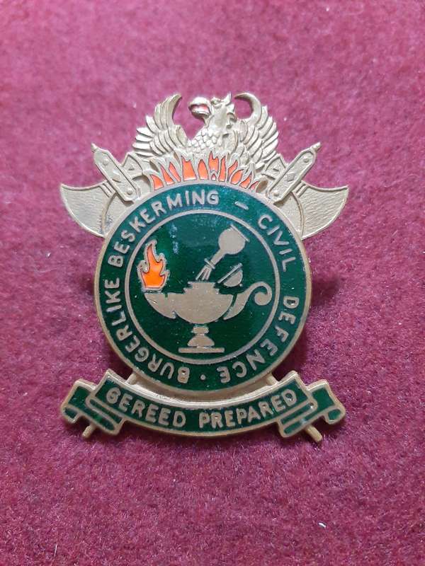 SA CIVIL DEFENCE / BURGERLIKE BESKERMING CAP BADGE -  SCREWS INTACT