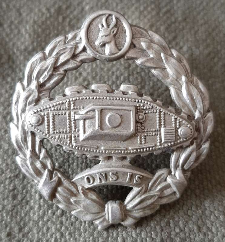 WW2 ERA SA ARMOUR CORPS CAP BADGE - 1 REPAIRED LUG