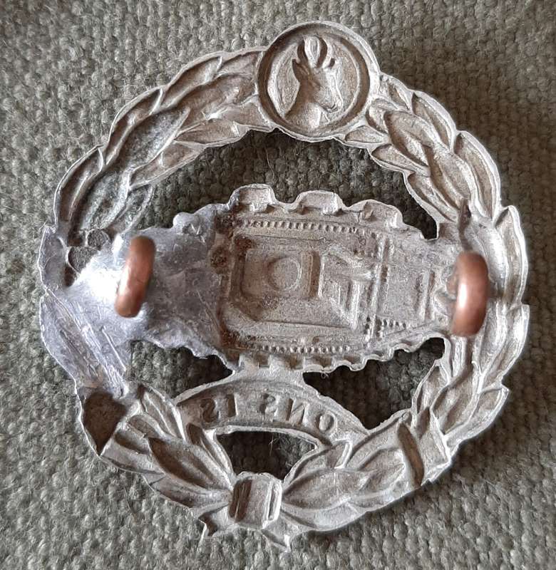 WW2 ERA SA ARMOUR CORPS CAP BADGE - 1 REPAIRED LUG