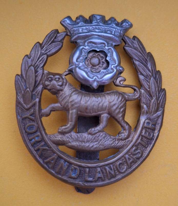 BRITAIN  - POST 1903 - bi/m YORK AND LANCASTER  REGIMENT CAP BADGE -   SLIDER INTACT