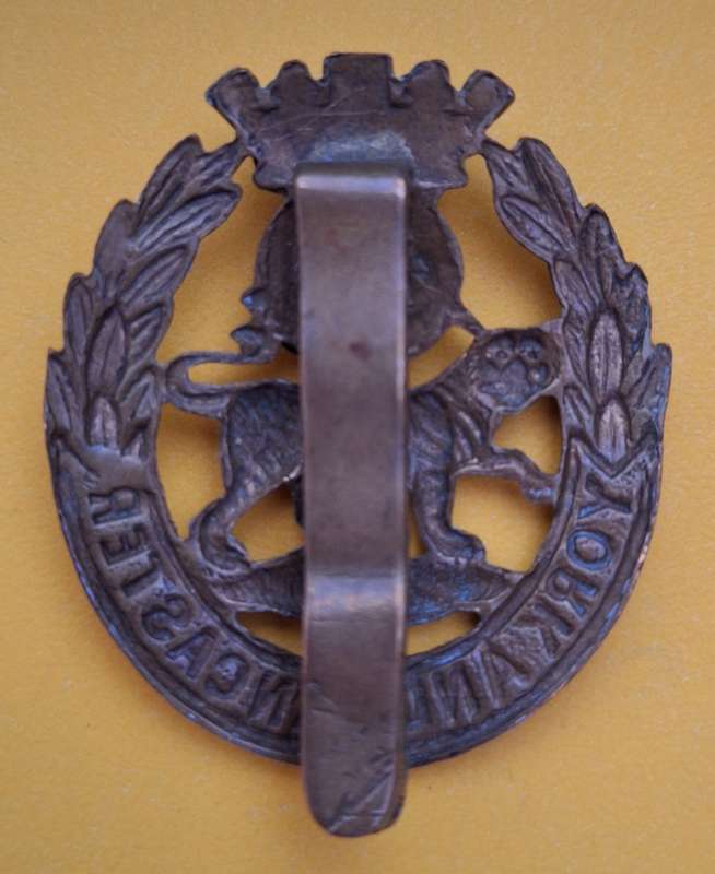 BRITAIN  - POST 1903 - bi/m YORK AND LANCASTER  REGIMENT CAP BADGE -   SLIDER INTACT