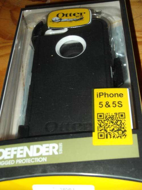 iPhone 5 & iPhone 5S : Otterbox Defender Series Case *BLACK & WHITE* ( BRAND NEW) IN STOCK!