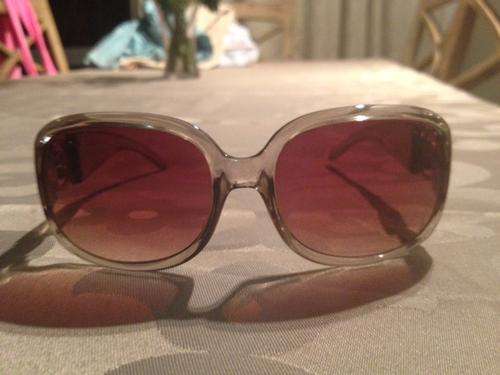GUESS SUNGLASSES - HAS MANY SMALL SCRATCHES ON LENSES