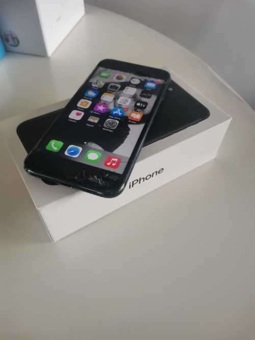 IPhone 7 (cracked front glass)