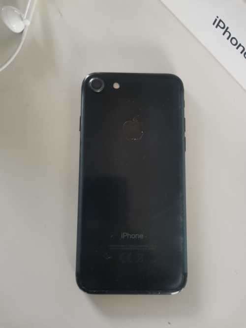 IPhone 7 (cracked front glass)