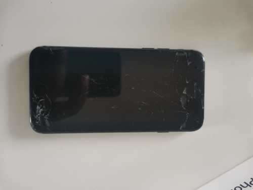 IPhone 7 (cracked front glass)