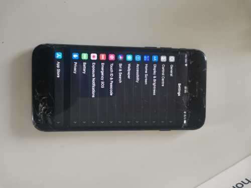 IPhone 7 (cracked front glass)