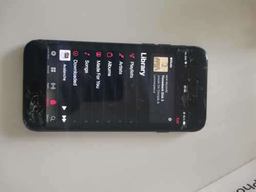 IPhone 7 (cracked front glass)