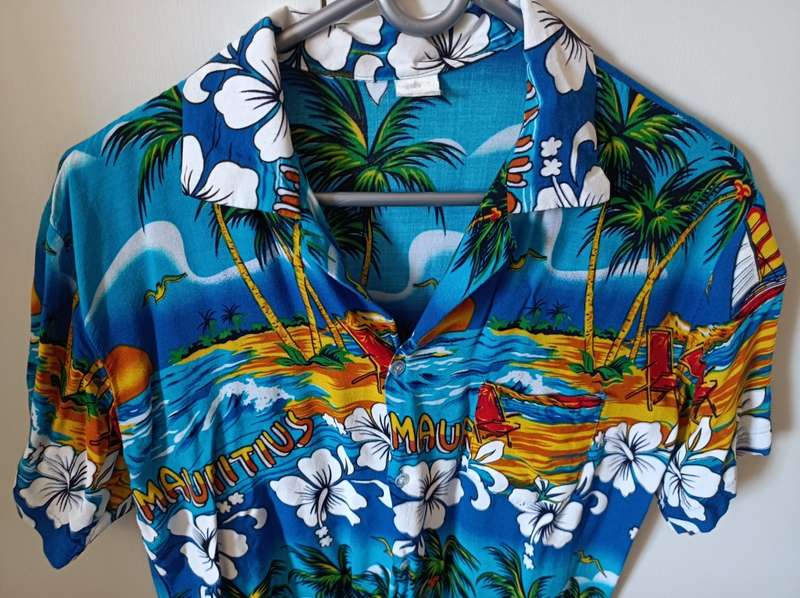 Beach shirt from Mauritius 100% cotton - very load styling