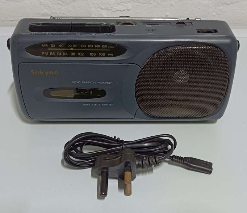 Sakyno SK-400 radio cassette recorder