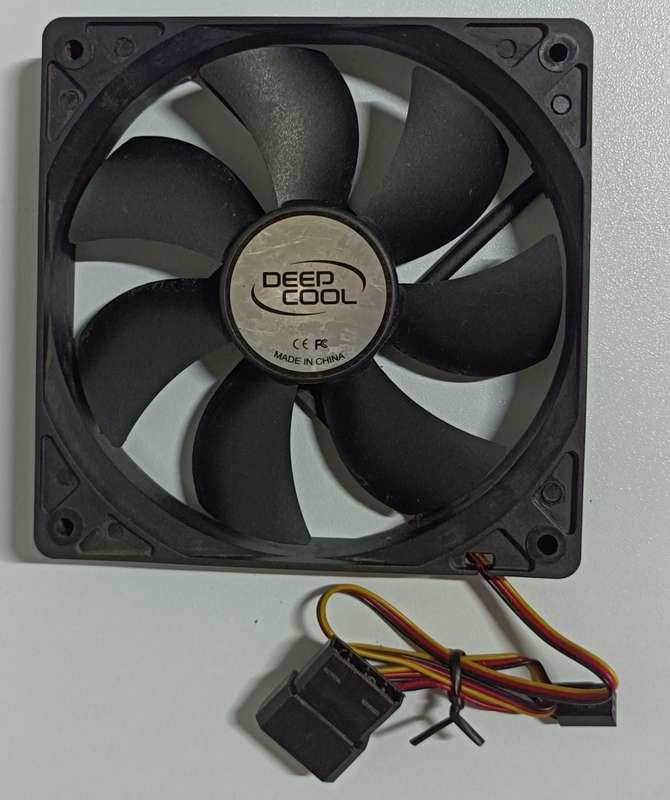 DeepCool 120mm fan with 3-pin connectors