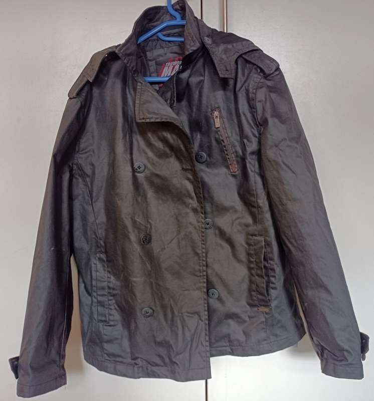 Truworths Man rain jacket in size XL. Double breasted, removeable hood