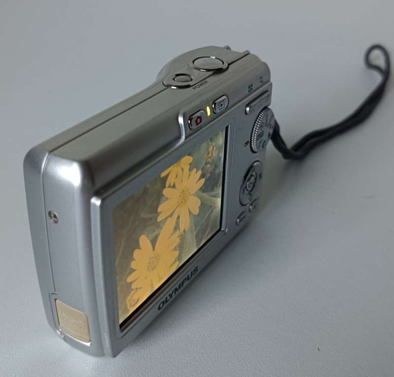 Olympus FE-170 | 6 megapixel | 3x optical zoom | 6.4cm screen | 512mb xD memory card