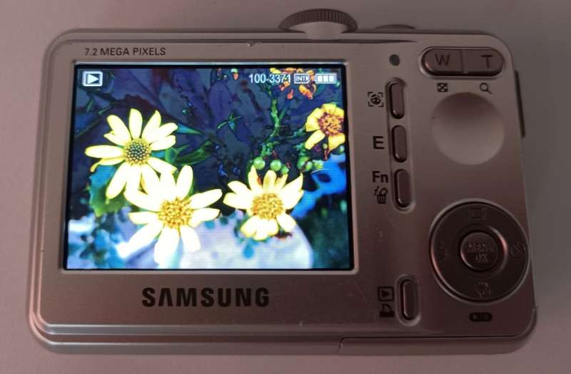 Samsung D760 | 7.2 megapixel | 6cm LCD | 3x optical zoom | 480p30 video mode | In original box