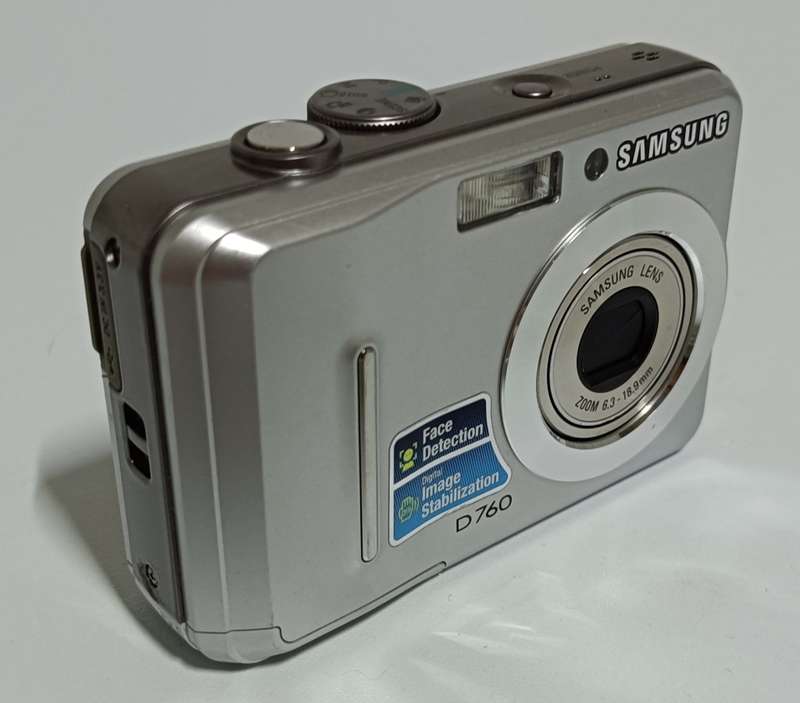 Samsung D760 | 7.2 megapixel | 6cm LCD | 3x optical zoom | 480p30 video mode | In original box