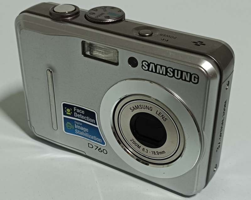Samsung D760 | 7.2 megapixel | 6cm LCD | 3x optical zoom | 480p30 video mode | In original box