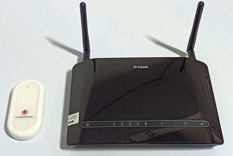 D-Link Router + Huawei Modem | Works on 3G with VodaCom and MTN (Takes SIM card) | In original box