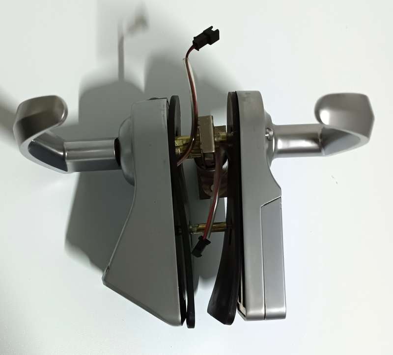 Electronic door lock with fingerprint reader