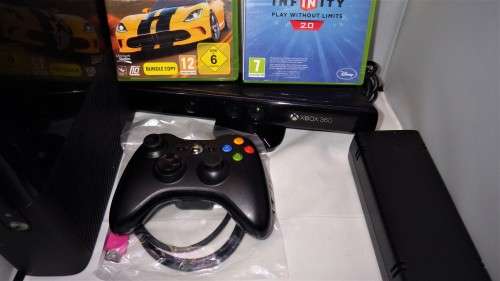 XBOX 360 + REMOTE AND TWO GAMES