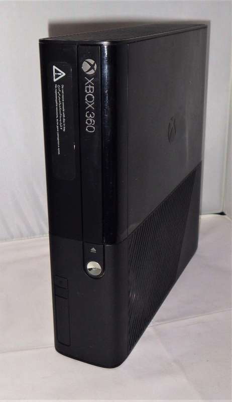 XBOX 360 + REMOTE AND TWO GAMES