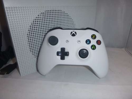 XBOX ONE S + REMOTE AND GAME