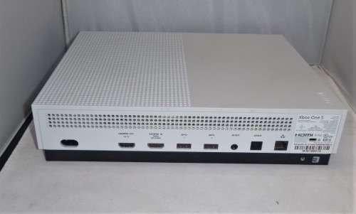 XBOX ONE S + REMOTE AND GAME