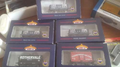 Five Bachman HO Freight cars  mint box