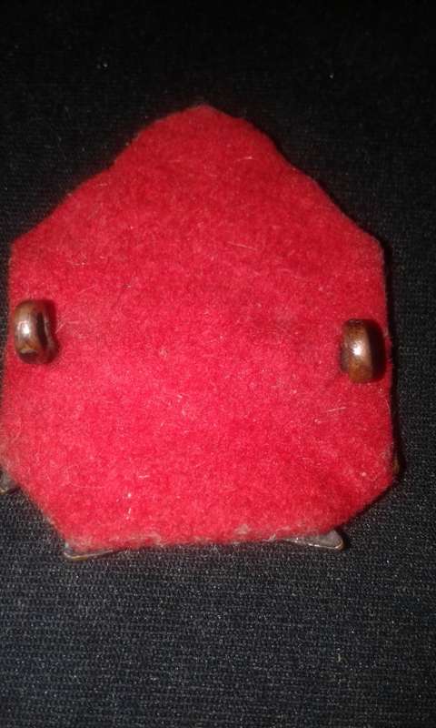 *ORIGINAL*  WW2  ROYAL RHODESIAN REGIMENT OFFICERS CAP BADGE (WITH RED FELT BACKING).