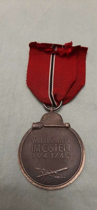 ** World War II : German 1942 Winterschlacht Im Osten Medal (Eastern Front Award).**