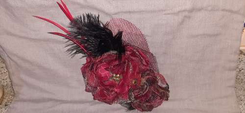 ** Vintage:  Ladies `Race Day` Decorative Ostrich and Cockerell Feather Hat .**