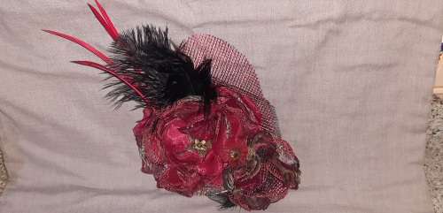 ** Vintage:  Ladies `Race Day` Decorative Ostrich and Cockerell Feather Hat .**