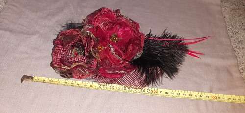 ** Vintage:  Ladies `Race Day` Decorative Ostrich and Cockerell Feather Hat .**