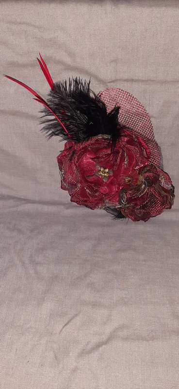 ** Vintage:  Ladies `Race Day` Decorative Ostrich and Cockerell Feather Hat .**