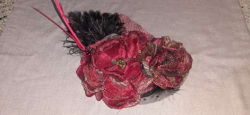 ** Vintage:  Ladies `Race Day` Decorative Ostrich and Cockerell Feather Hat .**