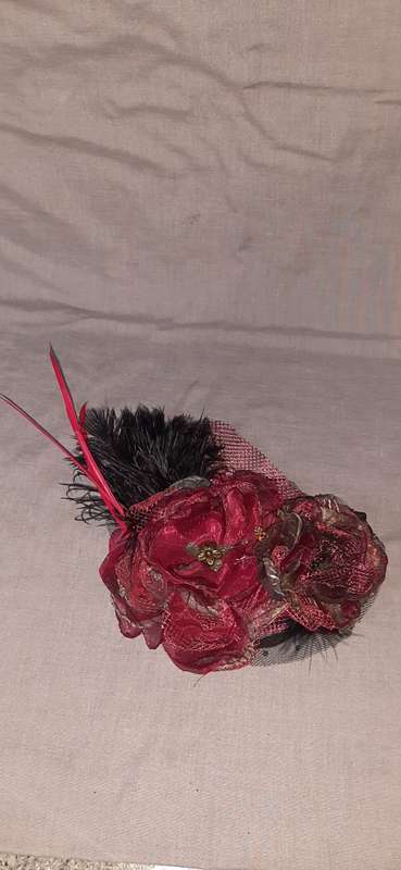 ** Vintage:  Ladies `Race Day` Decorative Ostrich and Cockerell Feather Hat .**