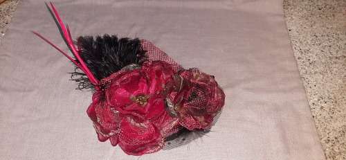 ** Vintage:  Ladies `Race Day` Decorative Ostrich and Cockerell Feather Hat .**