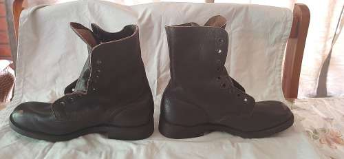 ** ORIGINAL- BORDER WAR 1987 SADF UNISSUED COMBAT BOOTS (270 M / UK 9).**